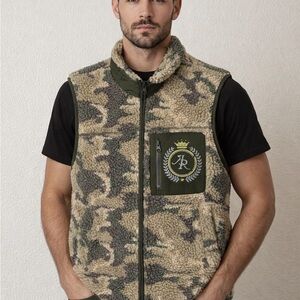 Sweet Lovely by Jen Camo Sherpa Vest - Men's
Size Small | Clean & Stylish